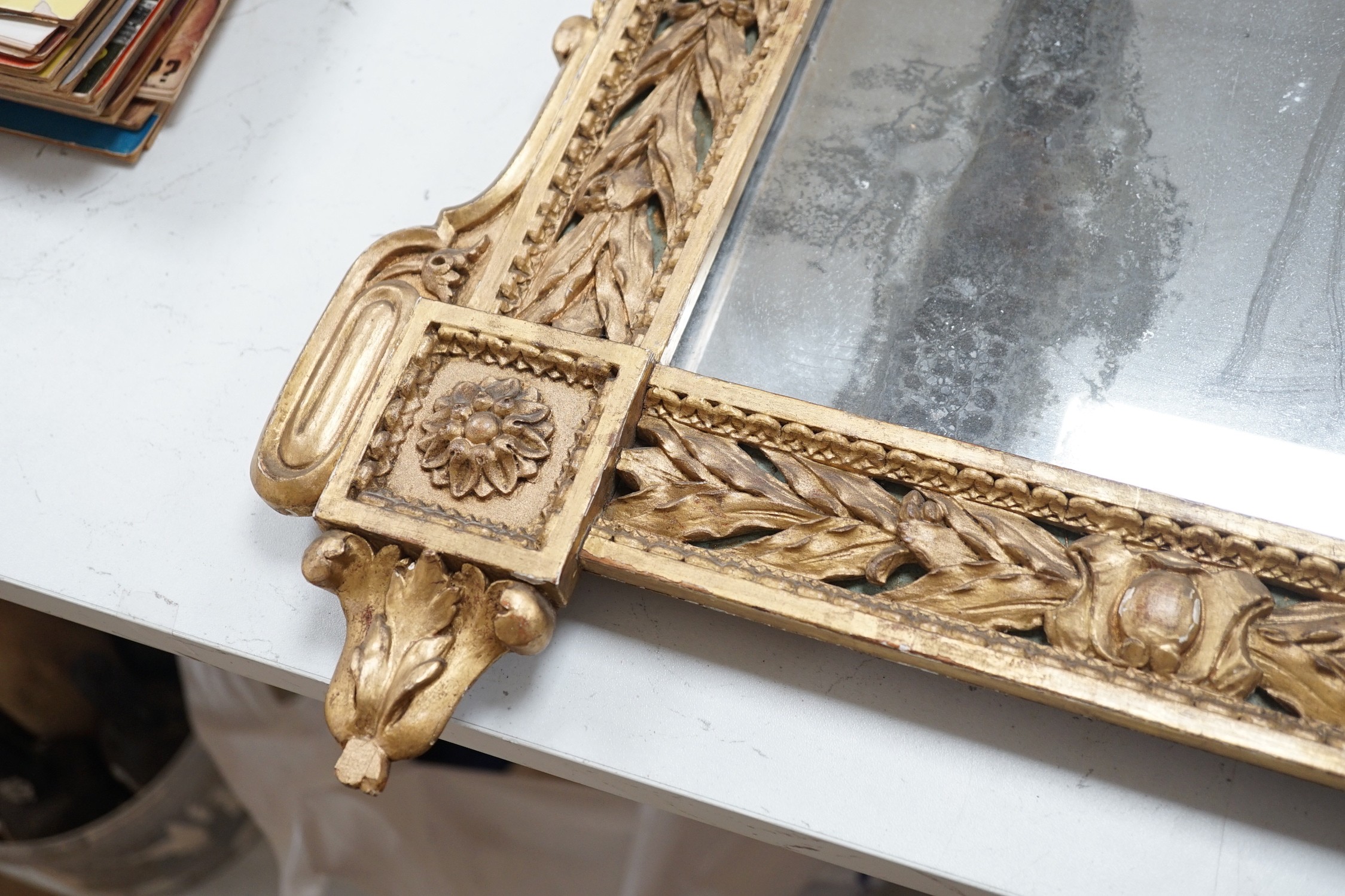 An early 19th century giltwood wall mirror, 82x51cm